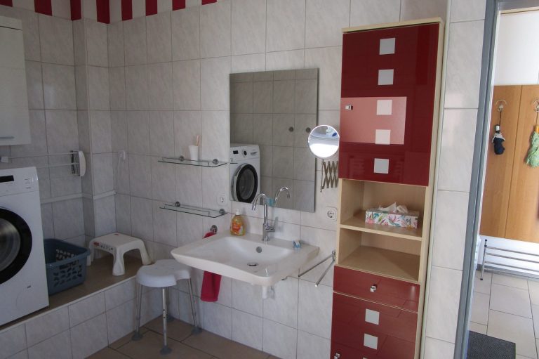 Waschbecken unterfahrbar Duschhocker Ferienhaus behindertengerechte Ferienwohnung in Leer Ostfriesland ebenerdig