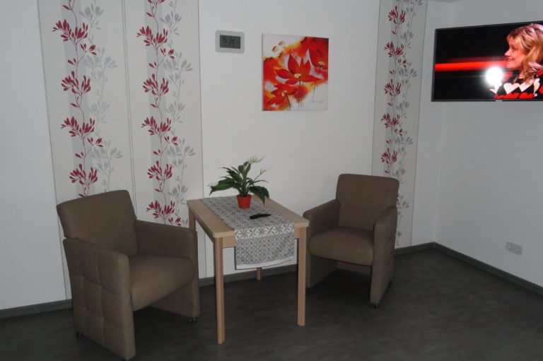 Sitzecke Sessel Tisch Schlafzimmer Amelsberg Ferienhaus Ferienwohnung Fewo Unterkunft