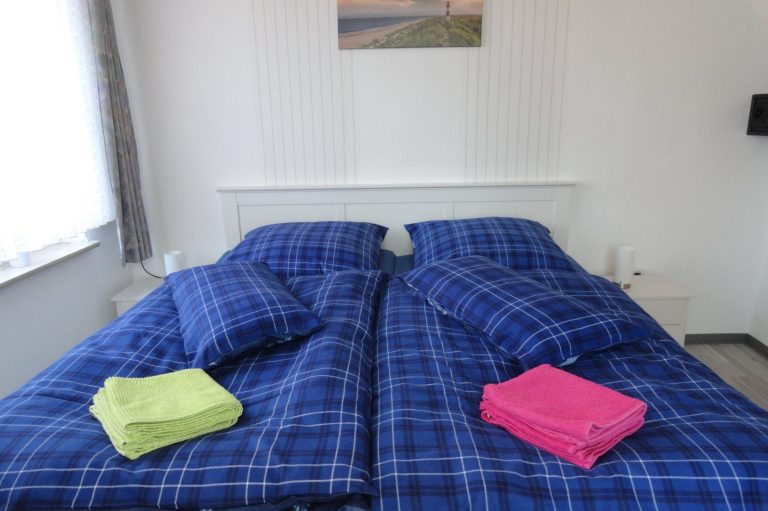 Doppelbett 180 x 200 cm Nachttisch Fewo LEER Ferienhaus Ferienwohnung Unterkunft in Leer