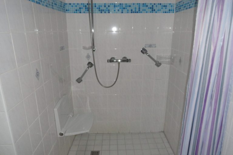 Dusche ebenerdig Haltegriffe Fewo Amelsberg Ferienhaus in 26789 Leer Ostfriesland barrierefreie Ferienwohnungen