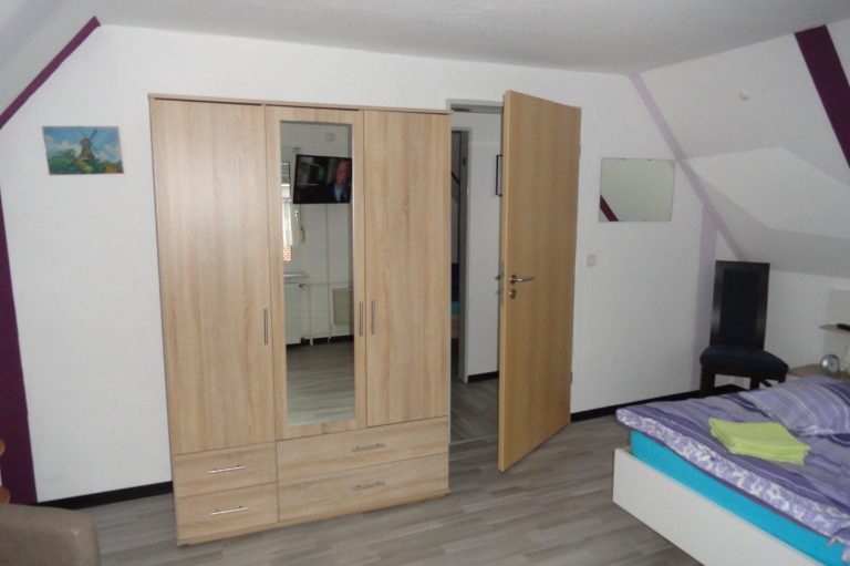 Kleiderschrank Stauraum Schlafzimmer Ferienhaus Fewo Amelsberg in Leer Ostfriesland