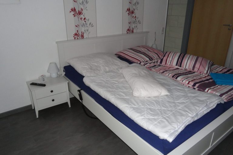 Ansicht Doppelbett Fewo Amelsberg Unterkunft Ferienwohnung Ferienhaus in 26789 Leer Ostfriesland