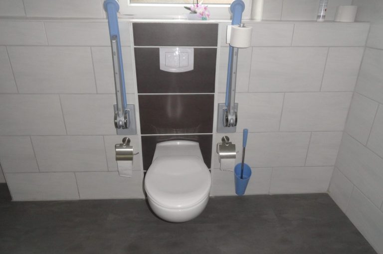 Toilette beidseitig anfahrbar behindertengerecht Ferienhaus Ferienwohnung Amelsberg in Leer