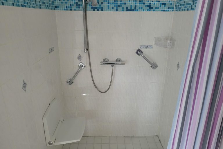 Dusche ebenerdig 120 x 120 cm Ferienhaus Amelsberg in Leer Ostfriesland Fewo Ferienwohnung barrierefrei behindertengerecht