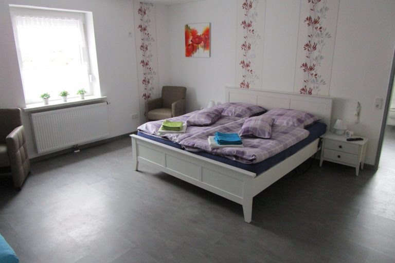 Schlafzimmer Doppelbett 180 x 200 cm Bewegungsfläche Amelsberg Ferienhaus Ferienwohnung Fewo Unterkunft in 26789 Leer Ostfriesland