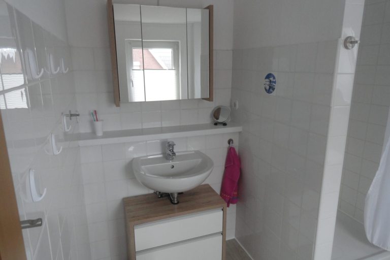 Waschbecken Spiegelschrank Ferienhaus Ferienwohnung Fewo Unterkunft in Leer Ostfriesland