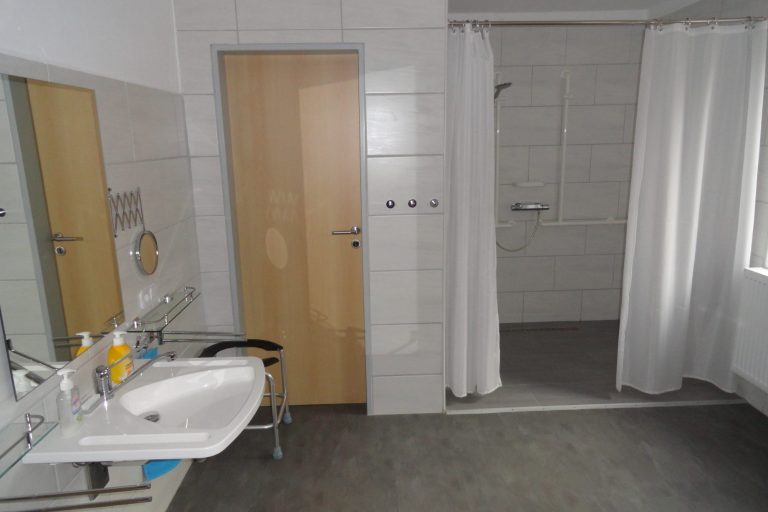 Waschtisch Dusche 4 Sterne Ferienhaus Ferienwohnung Amelsberg in Leer Ostfriesland