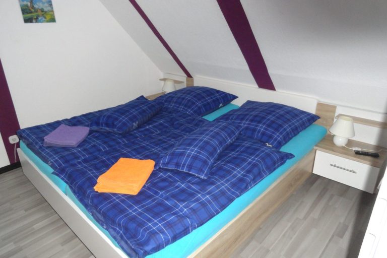 Schlafzimmer 4 Ferienhaus Ferienwohnung Amelsberg in 26789 Leer Ostfriesland