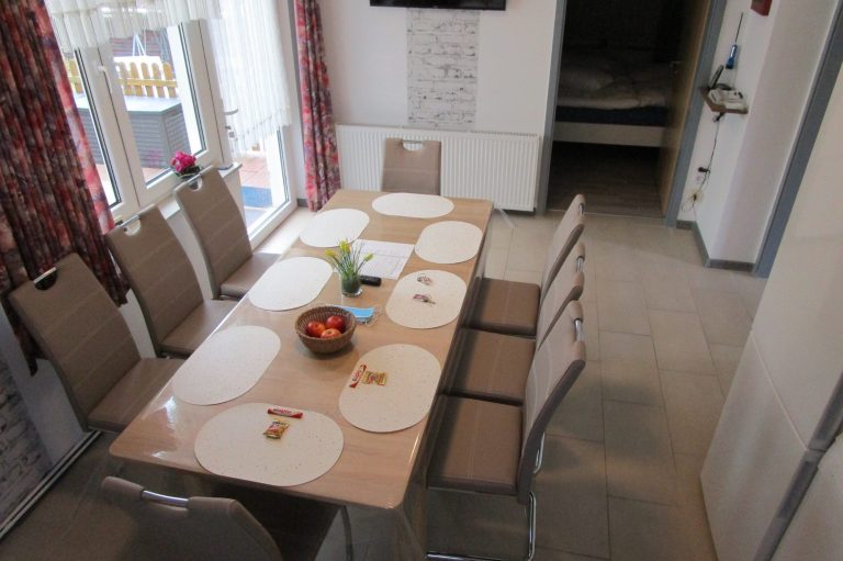 Stühle und Esstisch Fewo LEER Ferienwohnung in 26789 Leer Ostfriesland
