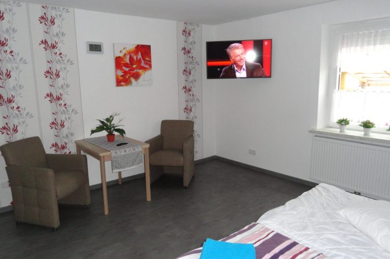 Smart TV Sessel Tisch Fewo Amelsberg Ferienhaus Ferienwohnung Unterkunft in 26789 Leer Ostfriesland