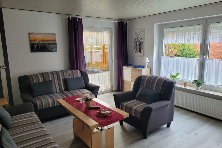 Sofa höhenverstellbarer Tisch Terrassentür Amelsberg Fewo Ferienwohnung Ferienhaus Unterkunft in 26789 Leer Ostfriesland