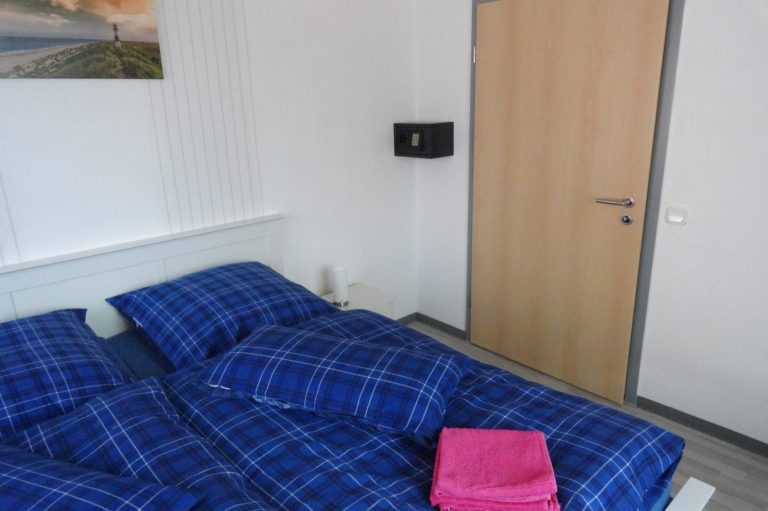 Doppelbett 180 x 200 cm Nachttisch Fewo LEER Ferienhaus Ferienwohnung Unterkunft in Leer