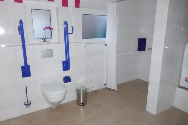 Toilette erhöht Sitzhöhe 51 cm Klappgriff Fewo Unterkunft Ferienwohnung Ferienhaus in Leer barrierefrei