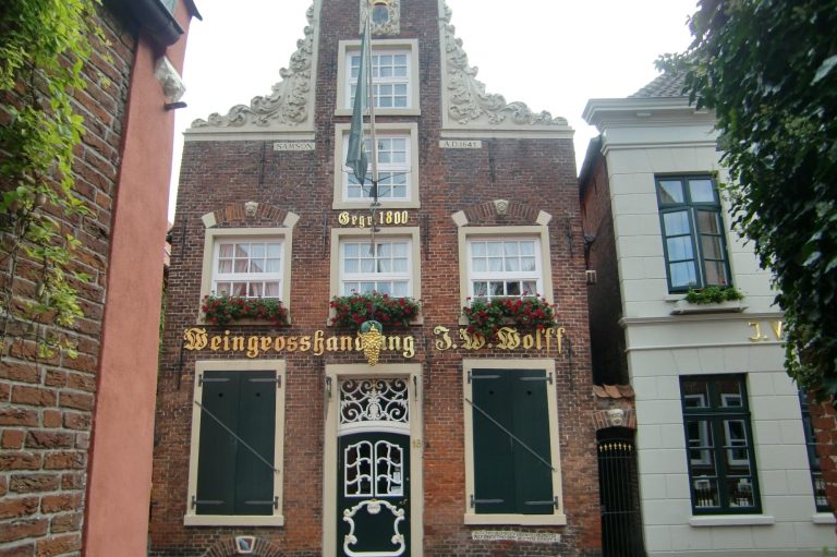 Wein Wolff historisches Gebäude Weinhandlung Leer Ostfriesland Fewos Amelsberg