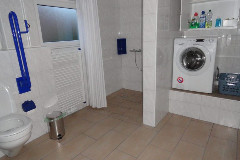 Bad WC Dusche Haltegriff Waschmaschine Ferienhaus Ferienwohnung Unterkunft Fewo in 26789 Leer Ostfriesland behindertengerecht ebenerdig