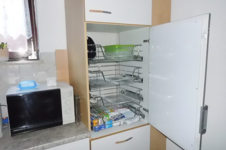 Vorratsschrank Backpapier Alufolie Müllbeutel usw. Ferienhaus LEER Ferienwohnung in Leer