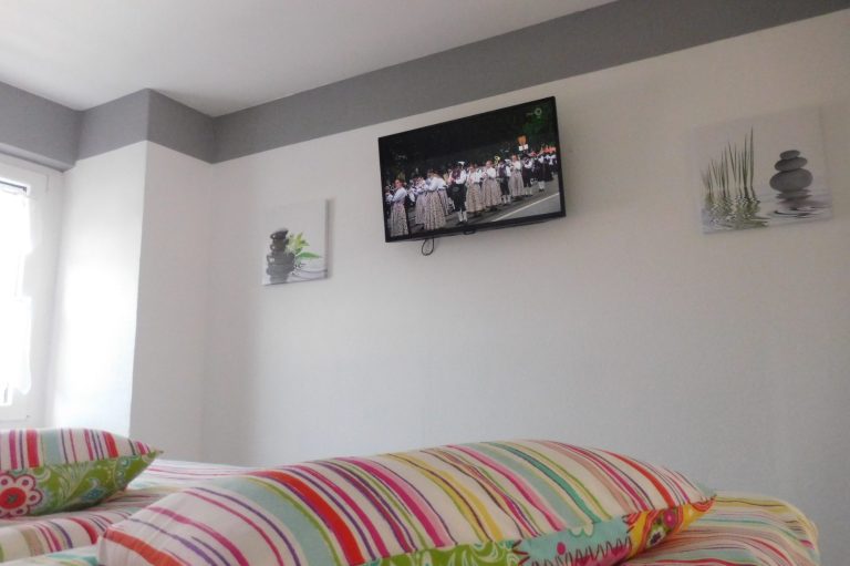 Schlafzimmer mit Fernseher Fewo in Leer Ostfriesland