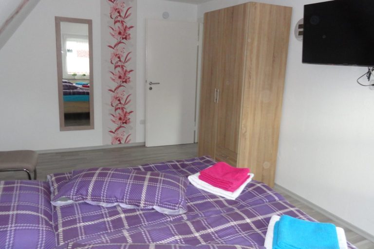 Schlafzimmer Spiegel Kleiderschrank Unterkunft Ferienhaus Fewo Ferienwohnung in 26789 Leer Ostfriesland