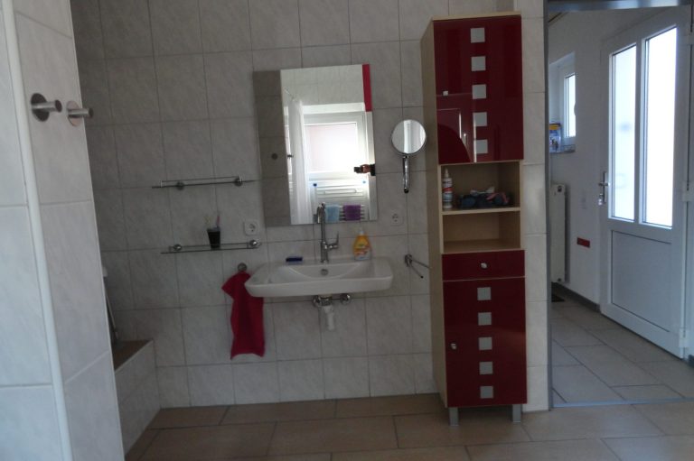 Bad Waschbecken Spiegel Ferienhaus LEER Unterkunft Fewo Ferienwohnung in Leer