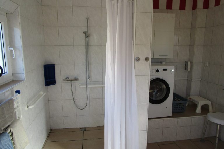 Dusche mit Haltegriff ebenerdig Waschmaschine Ferienhaus Fewo Behindertengerechte Unterkunft Fewo 26789 Leer in Ostfriesland