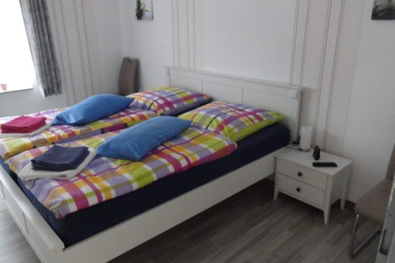 Großes Schlafzimmer im Erdgeschoß der Ferienwohnung LEER , Ferienhaus Fewo 26789 Leer Ostfriesland