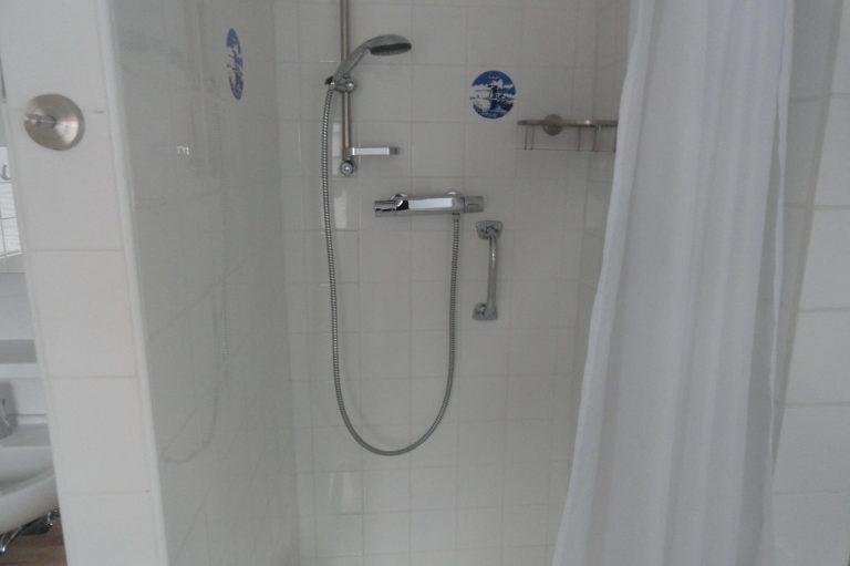 Bad oben Dusche  90 x 90 cm Fewo Apartment Ferienwohnung in Leer Ostfriesland