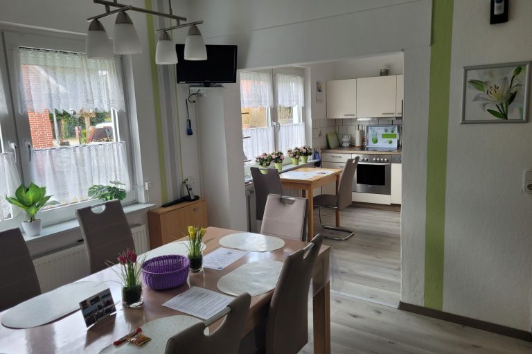 Esszimmer Stühle Fernseher im Ferienhaus Ferienwohnung Fewo in 26789 Leer Ostfriesland