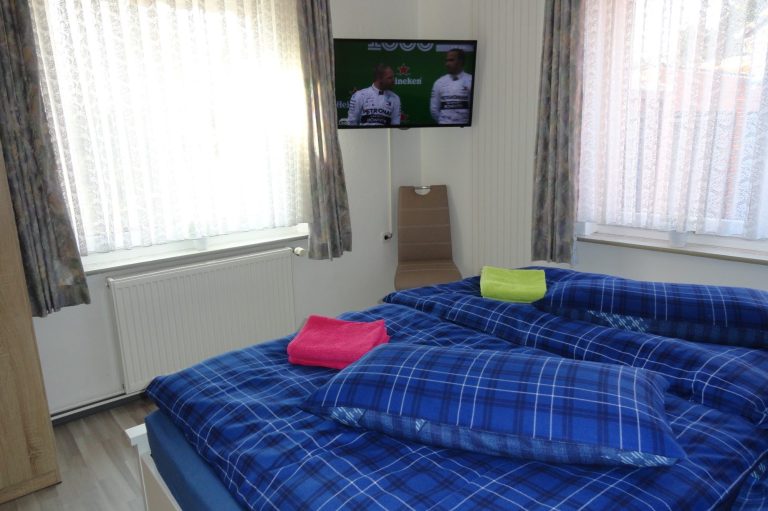 Smart-TV Fernseher im Schlafzimmer Ferienhaus Fewo Ferienwohnung Unterkunft in Leer