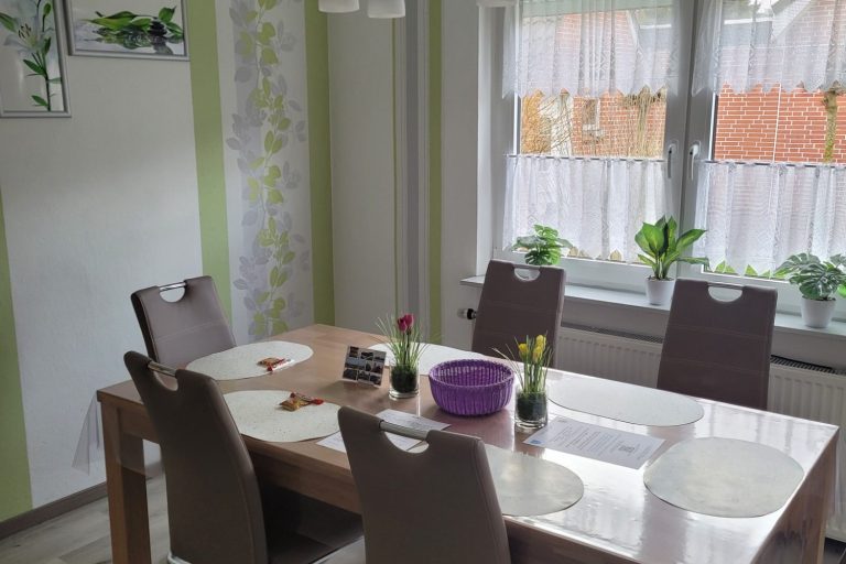 Esstisch Stühle im Ferienhaus Ferienwohnung Fewo in 26789 Leer Ostfriesland