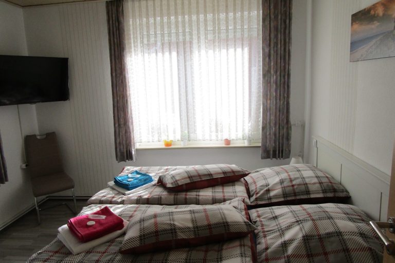 Schlafzimmer mit Doppelbett im Erdgeschoß Ferienwohnung Ferienhaus LEER 26789 Leer in Ostfriesland