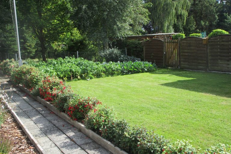 Ansicht Garten Ferienhaus in Leer Ferienwohnung Fewo Apartment Unterkunft