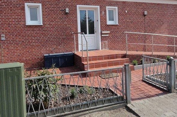 Eingang Treppe Rampe für Rollstuhlfahrer Handicap Fewo Ferienhaus Ferienwohnung Unterkunft in Leer Ostfriesland