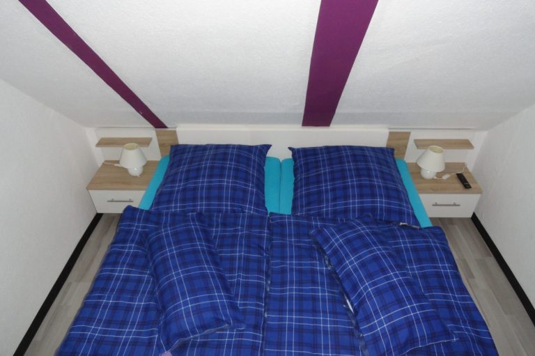 Kleines Schlafzimmer Doppelbett 180 x 200 cm Nachtische Ferienwohnung Fewo Ferienhaus Amelsberg in Leer Ostfriesland