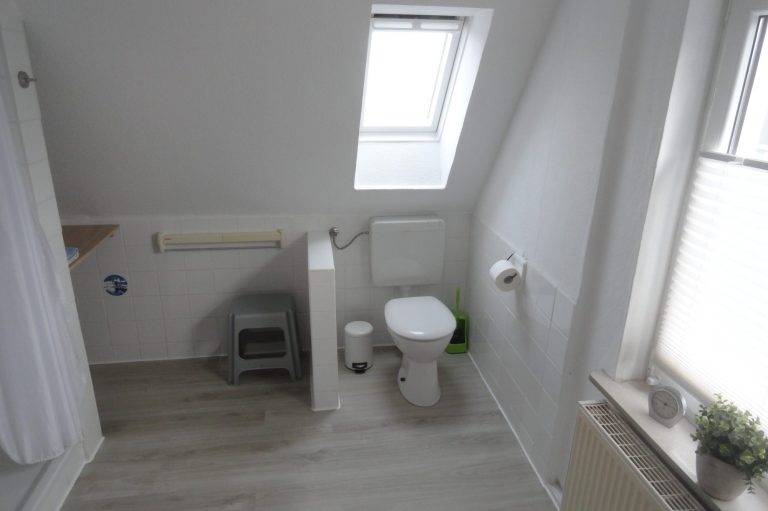 WC Toilette Fenster Fewo Ferienhaus Ferienwohnung in Leer Ostfriesland Apartment Unterkunft