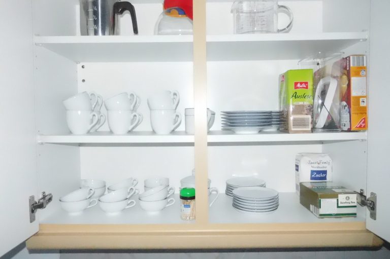 Schrank Teetassen Kaffeetassen Kaffee Tee Ferienwohnung LEER Fewo in 26789 Leer Ostfriesland