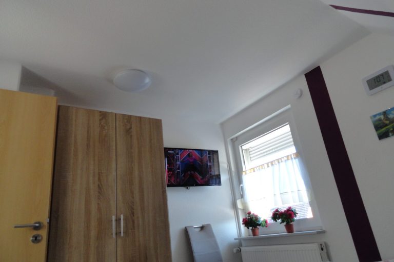 Schrank Fernseher Schlafzimmer Fewo Ferienhaus Apartment Amelsberg in Leer Ostfriesland
