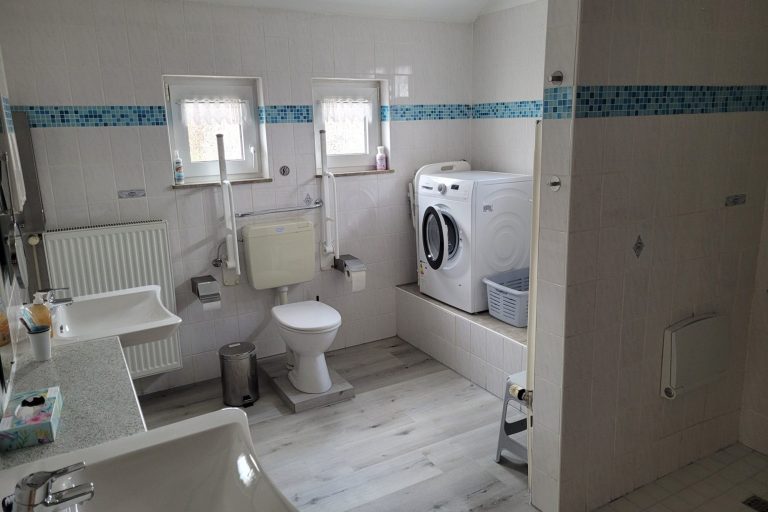 Ansicht Bad Dusche WC Waschmaschine Ferienhaus Amelsberg Fewo Ferienwohnung in 26789 Leer Ostfriesland