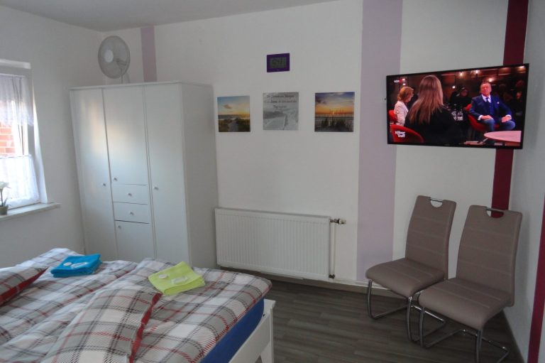 Kleiderschrank Stauraum Stühle Smart TV Ferienwohnung Ferienhaus Amelsberg in 26789 Leer Ostfriesland