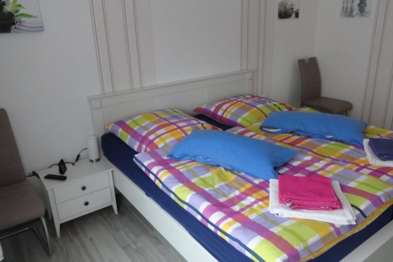 Doppelbett Ferienhaus Ferienwohnung Fewo Unterkunft Monteurzimmer Zeppelinstrasse 26789 Leer Ostfriesland behindertengerecht