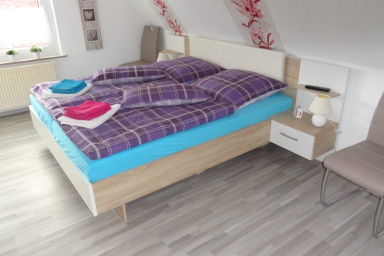 Schlafzimmer Bett 180 x 200 cm Fewo Ferienwohnung LEER in Ostfriesland