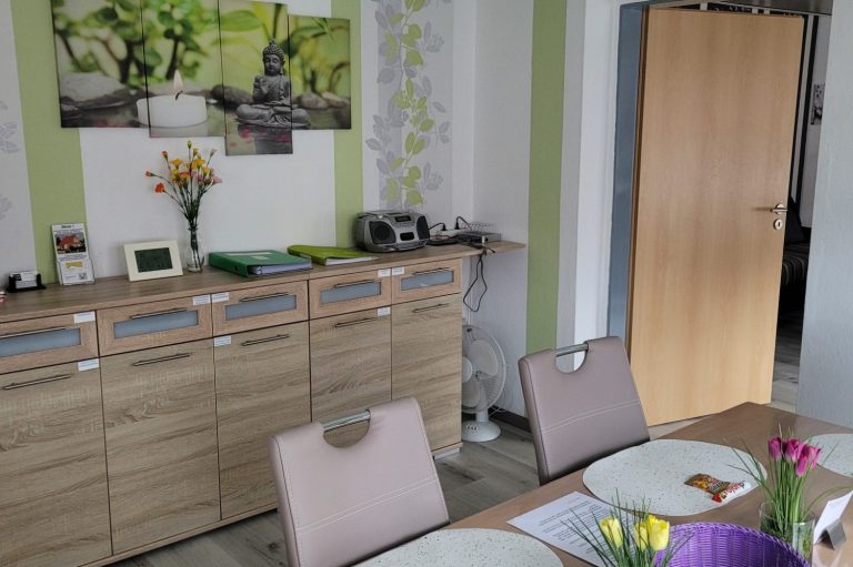 Schrank mit Besteck Geschirr Deko Ferienhaus Amelsberg Fewo Unterkunft Ferienwohnung in Leer Ostfriesland