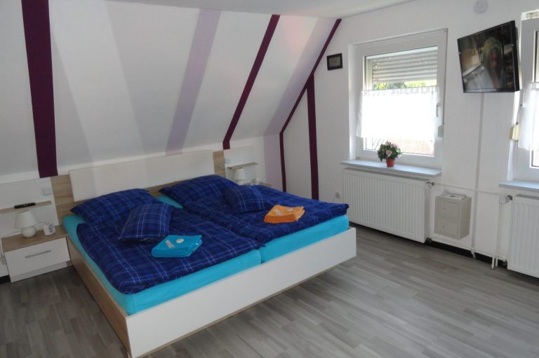 Schlafzimmer Doppelbett 180 x 200 cm Fenster Ferienwohnung Fewo Apartment Amelsberg in 26789 Leer Ostfriesland