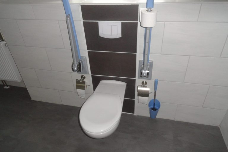 Toilette Stützgriffe klappbar behindertengerecht Ferienwohnung Ferienhaus Amelsberg in Leer Ostfriesland
